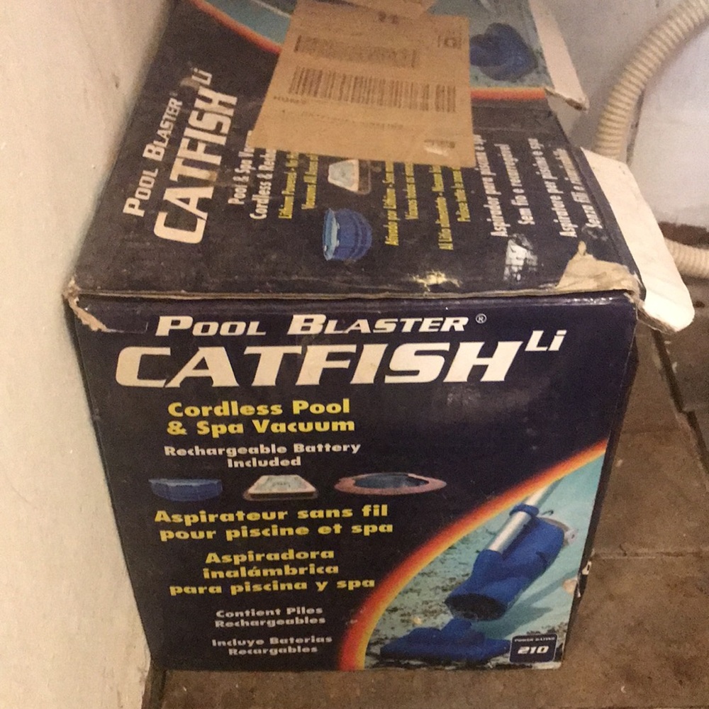 Catfish pool blaster cleaner